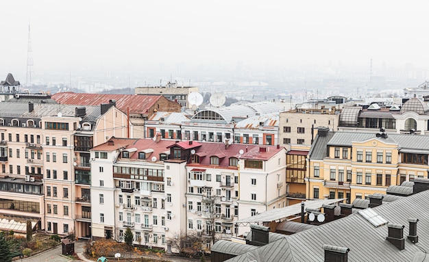 Kiev, Ucrania - 16 de noviembre de 2019: Vista del techo del casco antiguo de Kiev desde el campanario de la Catedral de Santa Sofía.