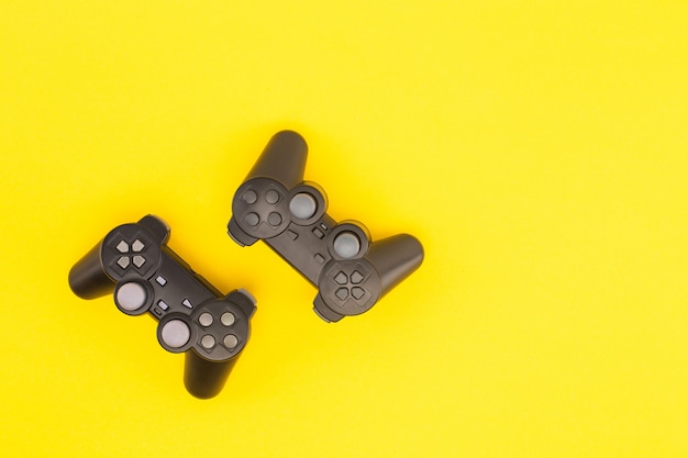 Kiev, Ucrania - 19 de abril de 2019: vista superior de joysticks aislados en amarillo