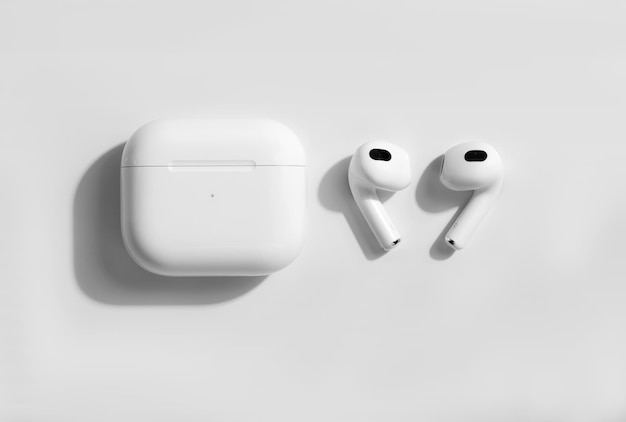 Kiev, Ucrania 2021-11-21. Nuevos Apple AirPods 3 en carga inalámbrica