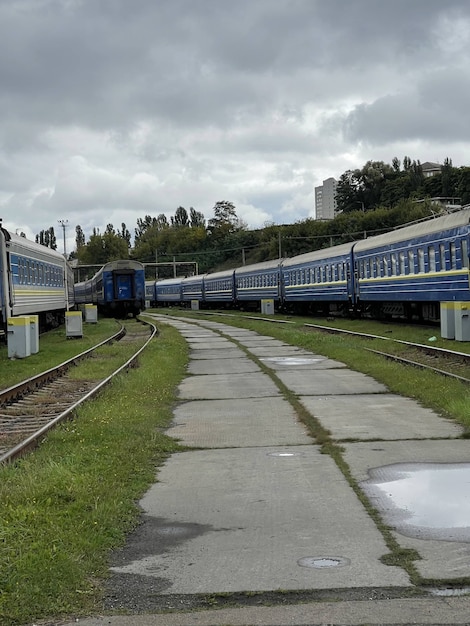 Kiev (Ucrânia). 27/09/2021. Estação ferroviária com trens azuis