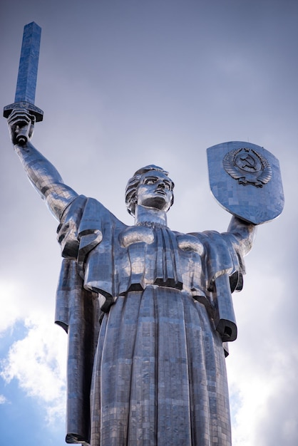 Kiev Ucrânia 28 de junho de 2021 A parte superior do monumento da pátria contra o céu