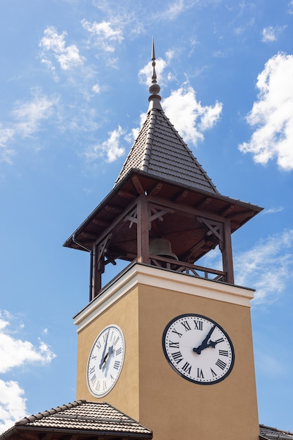 Kiev, Ucrania - 6 de julio de 2019: Chantry en Outlet Village llamado Manufaktura Shoping Center parece un pueblo en el estilo tradicional europeo