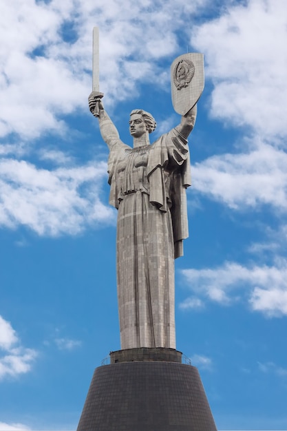 Kiev, Ucrania - marzo de 2019: El famoso monumento a la madre patria también conocido como Rodina Mat en un cielo azul nublado