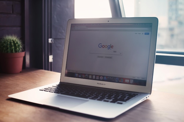 KIEV Ucrânia SETEMBRO 25 2017 Apple MacBook Air com página de pesquisa do Google na tela dentro de casa