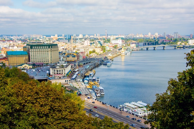 Kiev, vista de Dnipro y ciudad en otoño