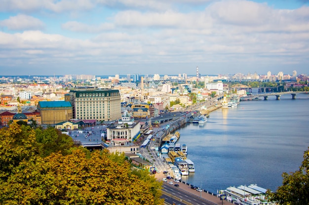 Kiew, Blick auf Dnipro und Stadt im Herbst