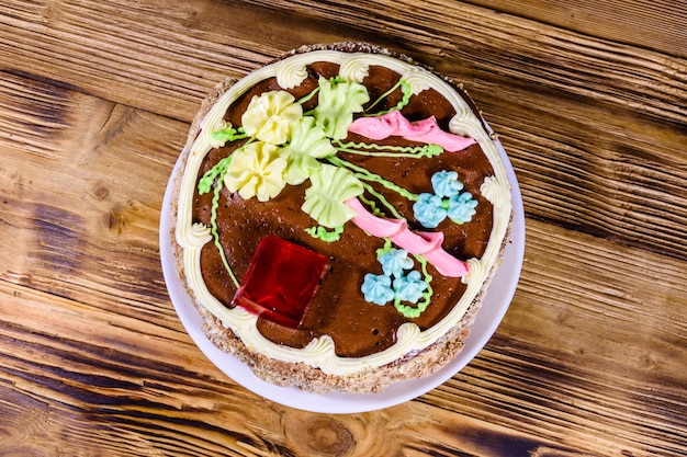 Kiew-Kuchen mit Sahne Nüssen und Baiser auf einem Holztisch Draufsicht