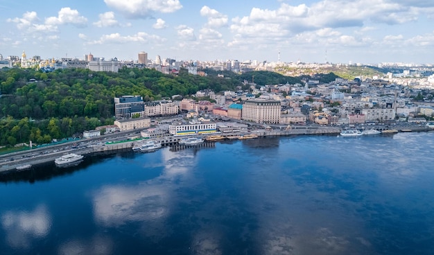 Kiew Stadtbild Luftdrohne Blick auf die Innenstadt des Flusses Dnipro und die Skyline des Bezirks Podol Ukraine