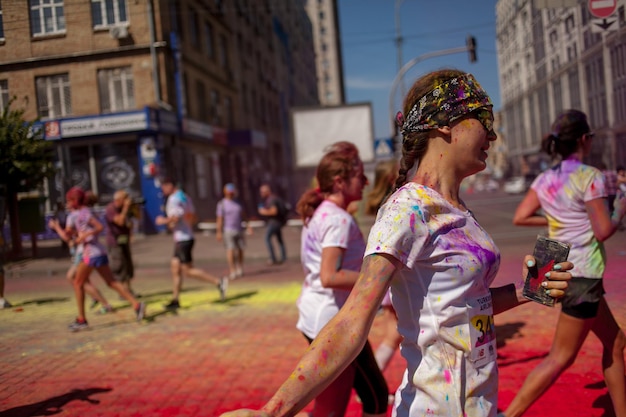 KIEW UKRAINE 10. Juni 2018 Mädchen und Männer auf dem Festival besprühen sich gegenseitig mit bunten Farben