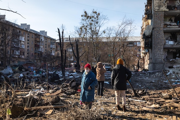 Foto kiew ukraine 18. märz 2022 krieg in der ukraine beschädigte wohngebäude nach einem beschuss im bezirk podilskyi in kiew berichten zufolge wurde mindestens eine person getötet und 19 verletzt