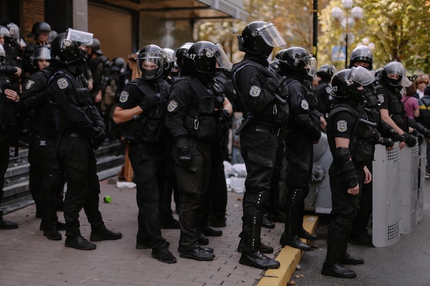 Kiew, Ukraine 18. September 2018 Demonstranten stürmen eine öffentliche Einrichtung. Polizei in voller Munition.