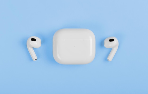 Kiew, Ukraine 2021-11-21. Neue Apple AirPods 3 auf gelbem Hintergrund