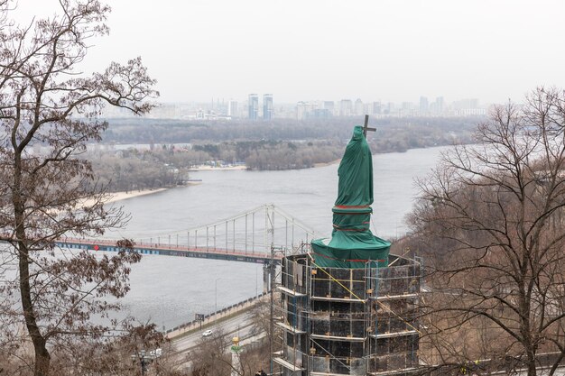 KIEW UKRAINE 26. März 2022 Krieg in der Ukraine Denkmal für Wolodymyr den Großen in einer besonderen Schutzstruktur auf dem Wolodymyrsky-Hügel in Kiew