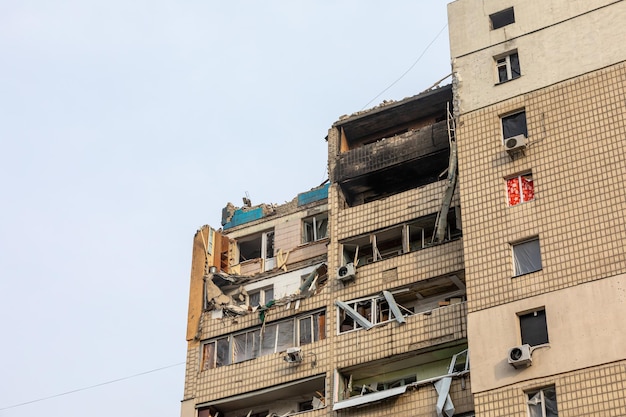 KIEW UKRAINE 31. März 2022 Krieg in der Ukraine Wohngebäude durch herabfallende Trümmer nach russischem Raketenangriff auf Kiew beschädigt