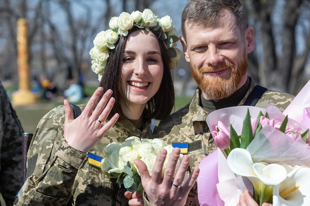 KIEW UKRAINE Apr 07 2022 Krieg und Liebe Mitglieder der Kiewer Territorialverteidigung heirateten in Kiew unter den Gesetzen des Kriegsrechts Kiew Ukraine