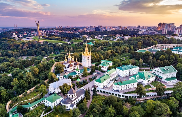 Kiewer Höhlenkloster und das Mutterlanddenkmal. in Kiew, Ukraine