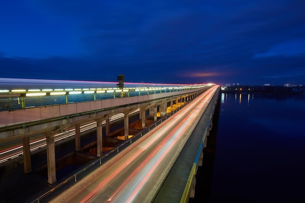 Kiewer U-Bahn-Brücke am Abend