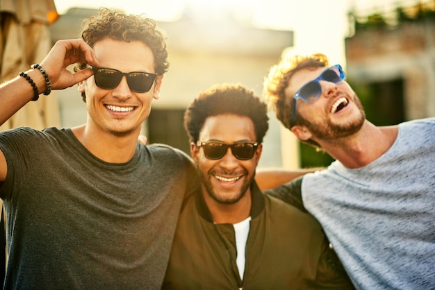 Killing it in the shades game Captura de un grupo de jóvenes pasando el rato juntos al aire libre