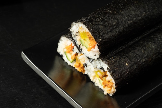 Kimbap fresco em fundo monocromático