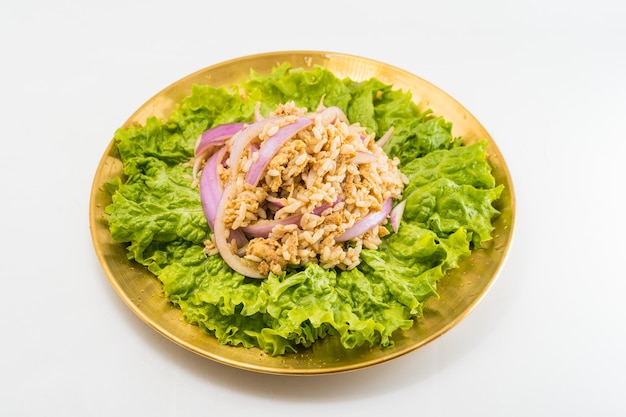 Kimbap de lechuga fresca sobre fondo blanco puro