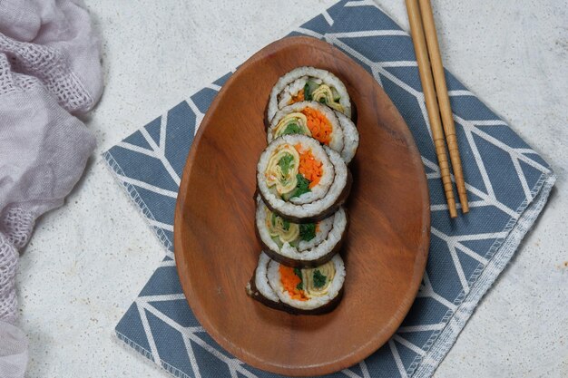 kimbap o gimbap sushi al estilo coreano