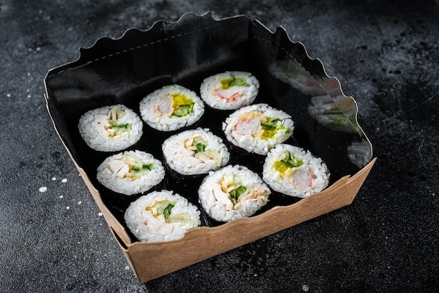 Foto kimbap oder gimbap koreanische reisrolle koreanisches sushi schwarzer hintergrund ansicht von oben