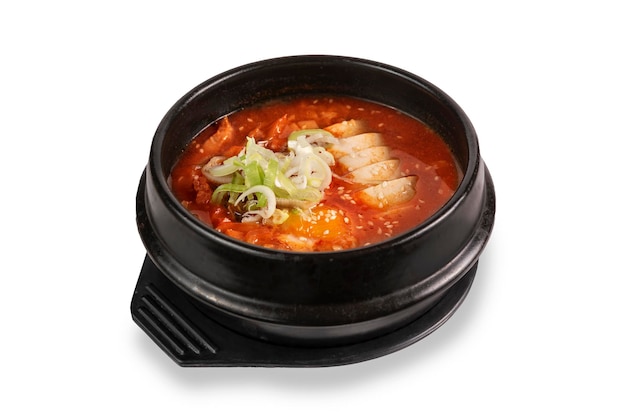 Kimchi chigae Suppe im koreanischen Stil heiß und würzig auf weißem Hintergrund