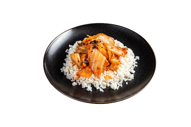 Kimchi com carne de porco em arroz cozido cozinha tradicional coreana isolado em fundo branco