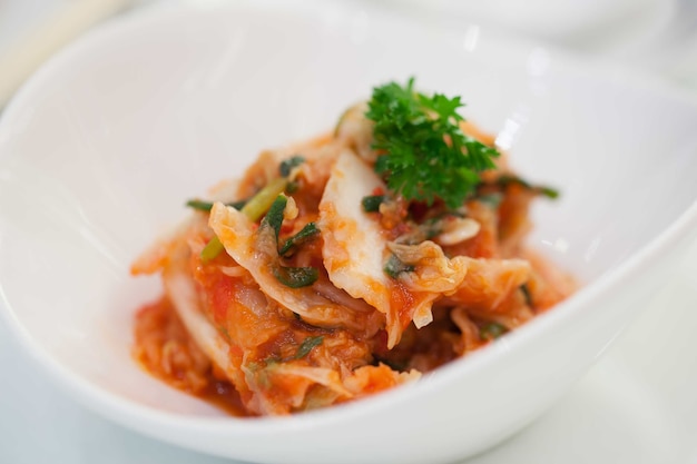 Kimchi (comida coreana) de cerca sobre fondo blanco