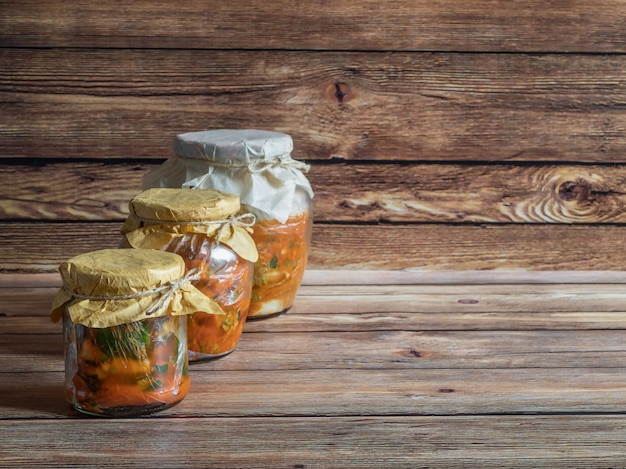 Kimchi coreano en frascos sobre una mesa de madera.