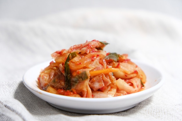 Kimchi é colocado em um prato branco
