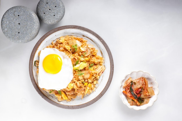 Kimchi Fried Rice oder Kimchi Bokkeumbap ist traditioneller gebratener Reis aus Südkorea.