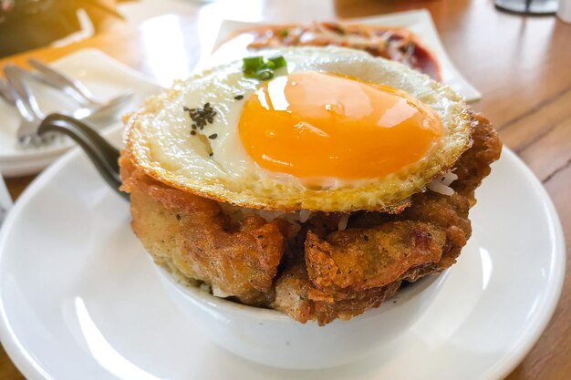 Foto kimchi gebratener reis mit gebratenen eiern und schweinefleisch koreanischer küche