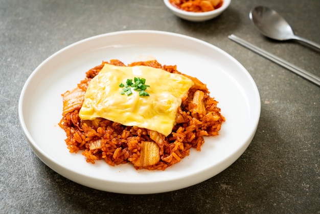 Kimchi gebratener Reis mit Schweinefleisch und belegtem Käse - asiatischer und Fusionsküchenstil