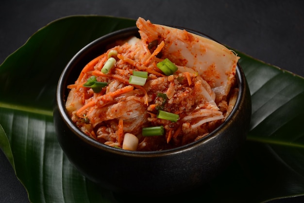 Kimchi in schwarzer Schüssel Traditionelles koreanisches Essen