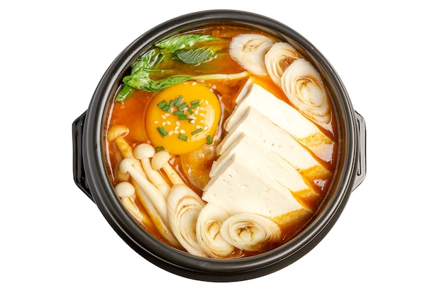 Kimchi Jjigae casero o sopa de kimchi servida en olla caliente aislado sobre fondo blanco Trazado de recorte