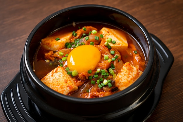 'Kimchi Jjigae' o sopa de kimchi con tofu y huevo o estofado coreano de kimchi