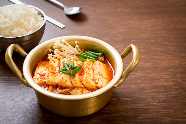 'Kimchi Jjigae' o sopa de kimchi con tofu suave o estofado coreano de kimchi