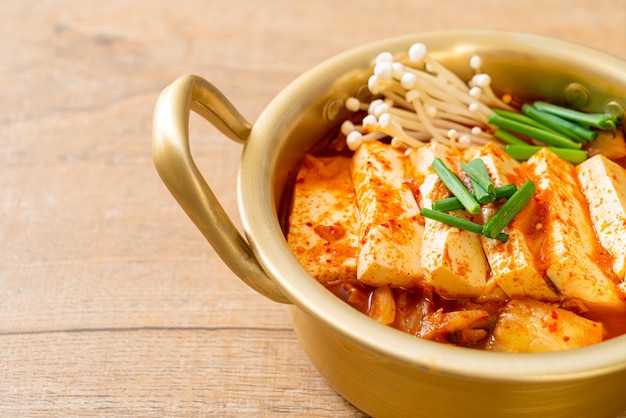'Kimchi Jjigae' o sopa de kimchi con tofu suave o estofado de kimchi coreano - Estilo tradicional de comida coreana
