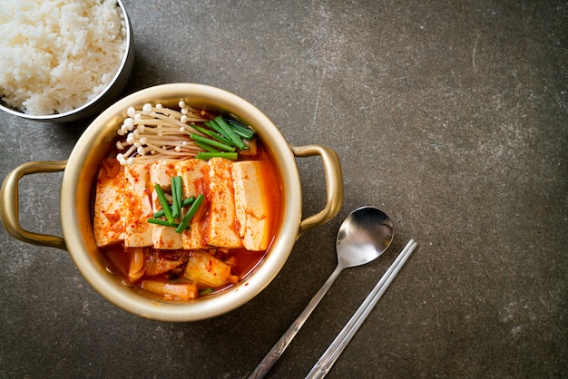 'Kimchi Jjigae' o sopa de kimchi con tofu suave