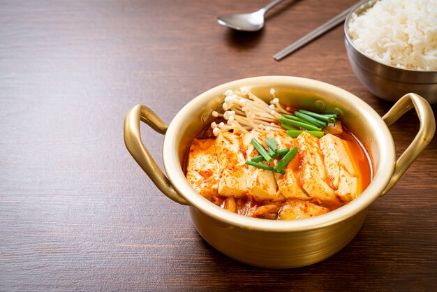 'Kimchi Jjigae' o sopa de kimchi con tofu suave