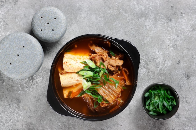 Kimchi Jjigae oder Kimchi-Suppe ist ein klassischer koreanischer Eintopf aus Kimchi.