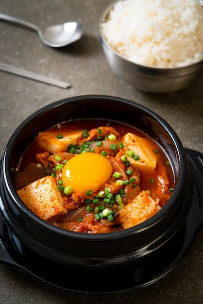 'Kimchi Jjigae' oder Kimchi-Suppe mit Tofu und Ei oder koreanischem Kimchi-Eintopf