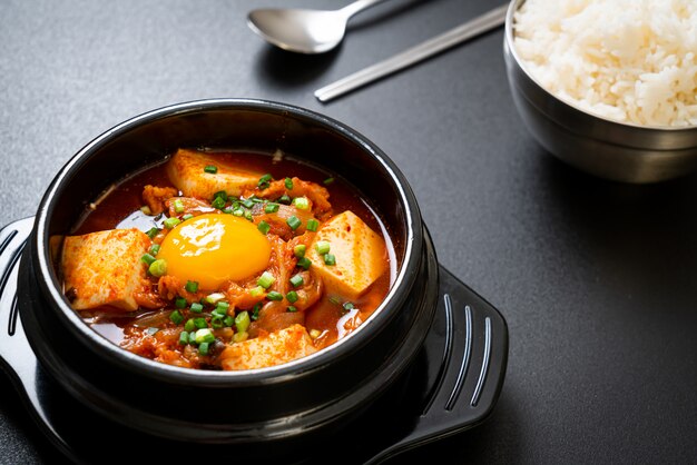 'Kimchi Jjigae' oder Kimchi-Suppe mit Tofu und Ei oder koreanischem Kimchi-Eintopf