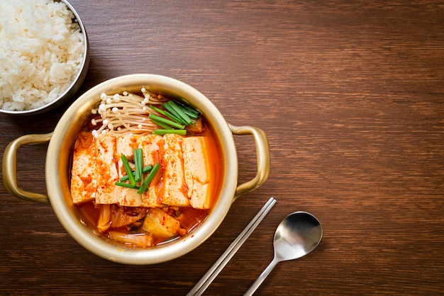 'Kimchi Jjigae' oder Kimchi-Suppe mit weichem Tofu oder koreanischem Kimchi-Eintopf