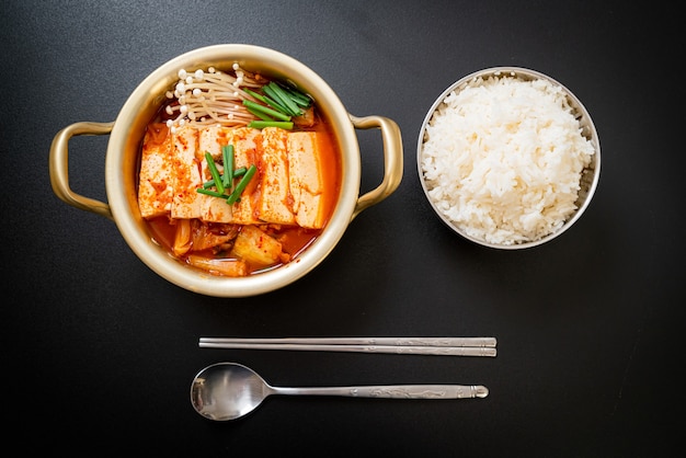 'Kimchi Jjigae' oder Kimchi-Suppe mit weichem Tofu oder koreanischem Kimchi-Eintopf