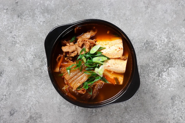 Kimchi Jjigae ou Kimchi Soup é um ensopado coreano clássico feito com Kimchi.