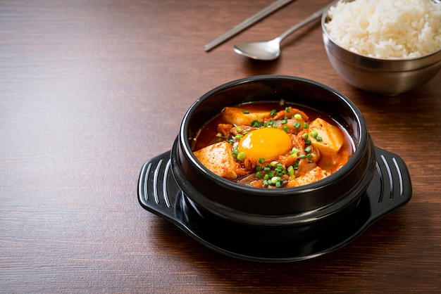 'Kimchi Jjigae' ou sopa de Kimchi com tofu e ovo ou ensopado coreano de Kimchi