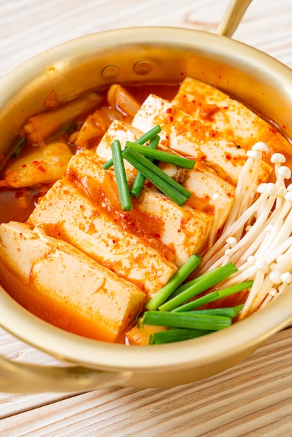 'kimchi jjigae' ou sopa de kimchi com tofu macio ou ensopado coreano de kimchi