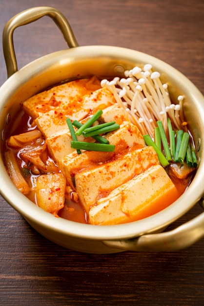 'Kimchi Jjigae' ou sopa de Kimchi com tofu macio ou ensopado coreano de Kimchi